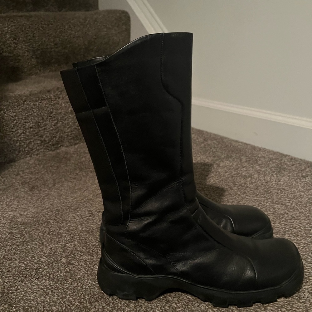 Size 10 motorcycle boot black in good condition.
